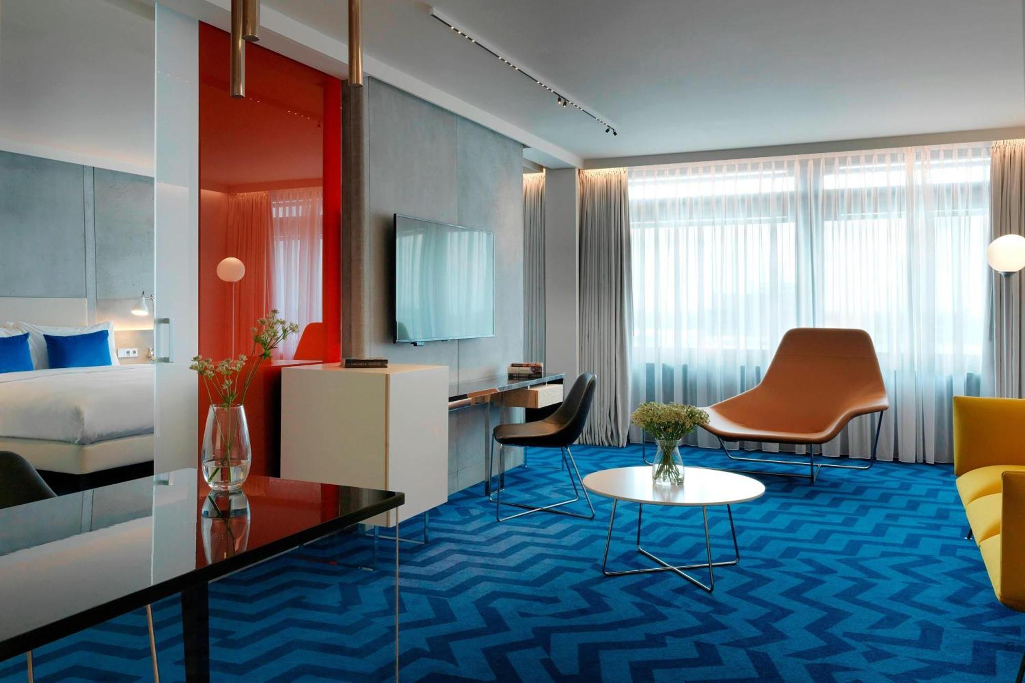 Hotel Renaissance Airport 5*